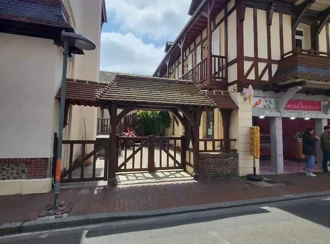 D'hotes La Petite Salamandre Bed & Breakfast 3*